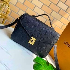 Like NEW* Louis Vuitton Medis Purse!